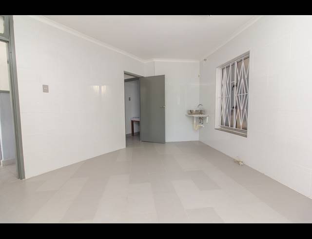 190M² BUILDING FOR SALE IN ARENA PARK